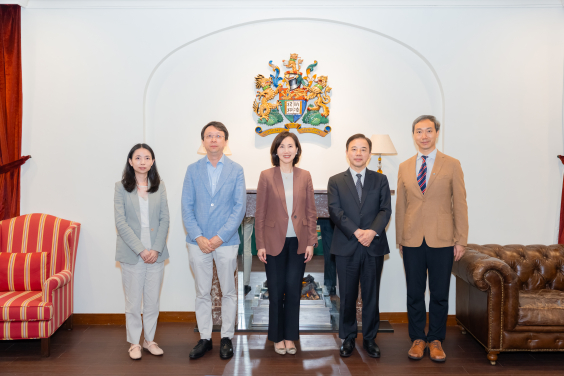 「港大 - 渣打慈善基金 金融科技學院」聯合主席香港大學校長張翔教授（右二）及渣打香港兼大中華及北亞區行政總裁暨渣打香港150 週年慈善基金信託人禤惠儀女士（中）與「港大 - 渣打慈善基金 金融科技學院」管理委員會成員林晨教授（右一）、馬毅教授（左二）以及太明珠副教授（左一）一同見證合作項目延長三年。

 